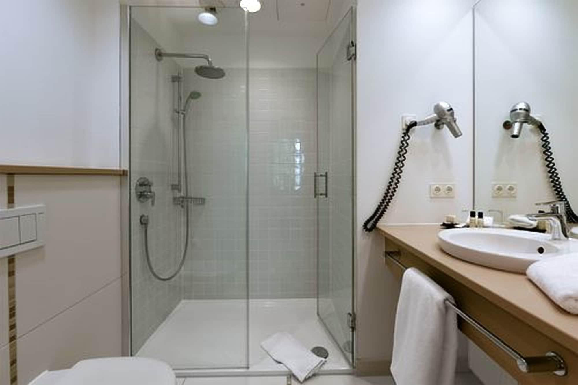 Privathotel Lindtner Hamburg Exterior foto A shower cubicle