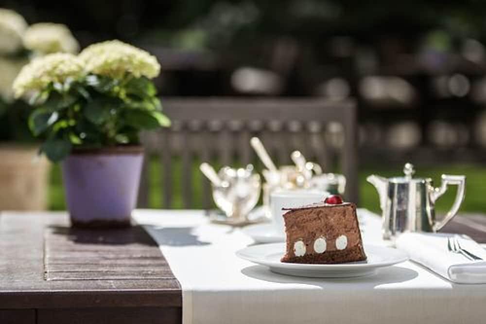 Privathotel Lindtner Hamburg Exterior foto A Black Forest gâteau
