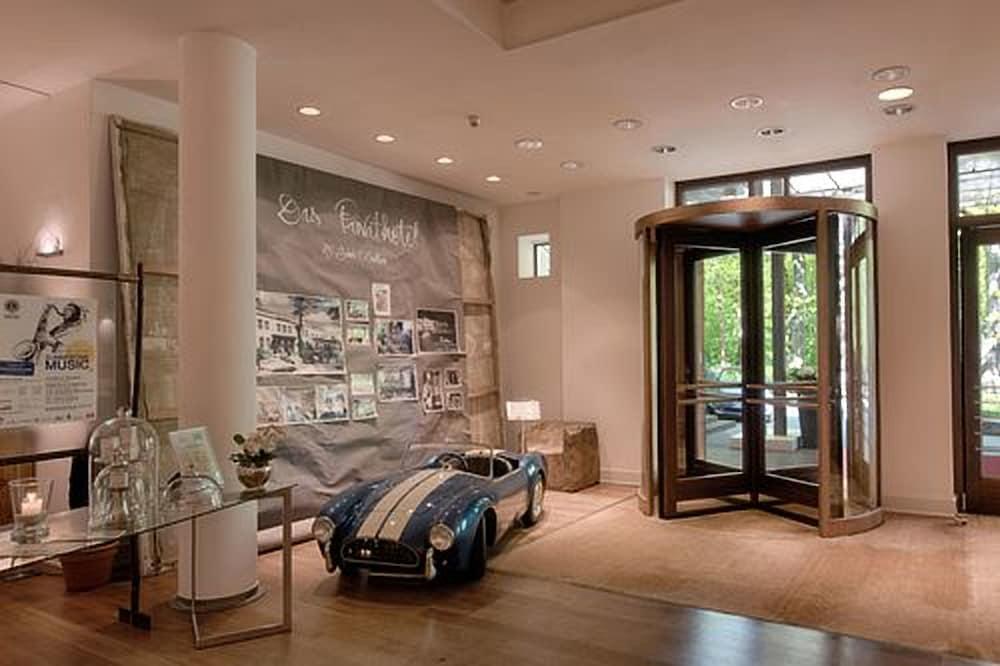 Privathotel Lindtner Hamburg Exterior foto The interior of the Bentley London showroom