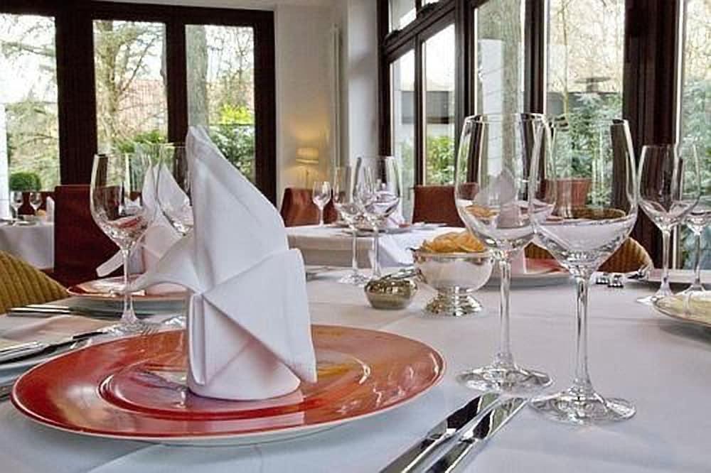 Privathotel Lindtner Hamburg Exterior foto A table set for fine dining