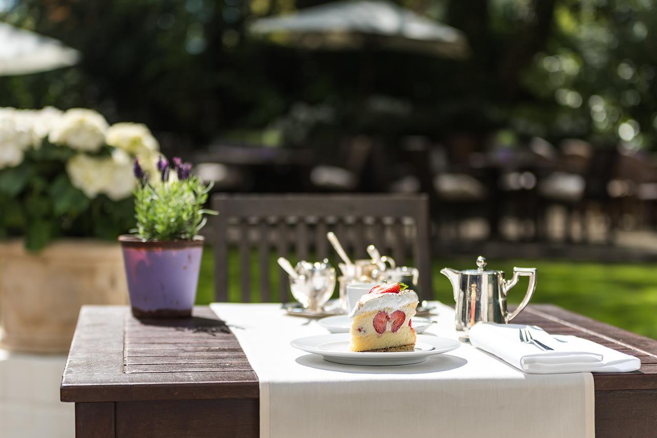 Privathotel Lindtner Hamburg Exterior foto A table set for afternoon tea