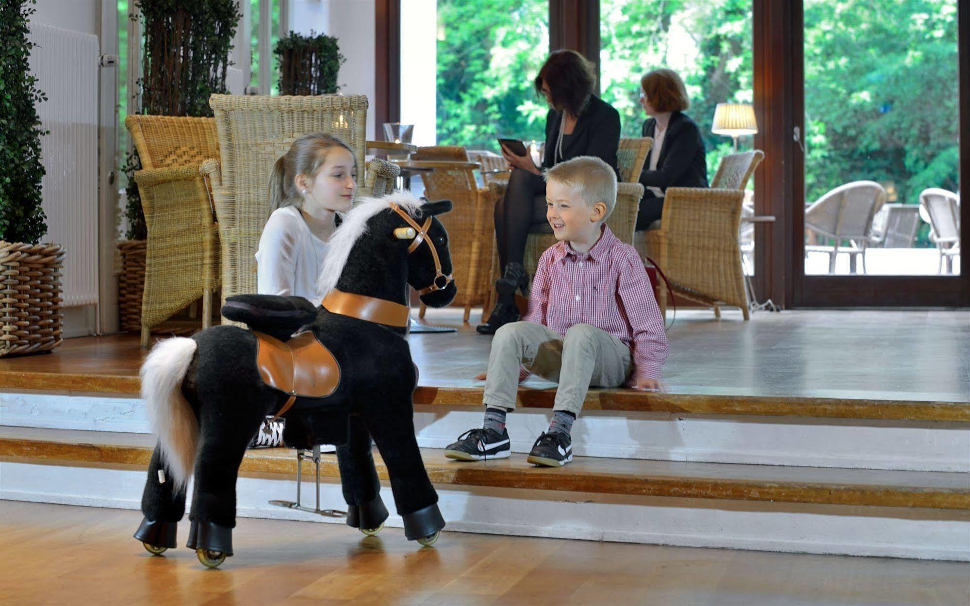 Privathotel Lindtner Hamburg Exterior foto A child riding a ponycycle