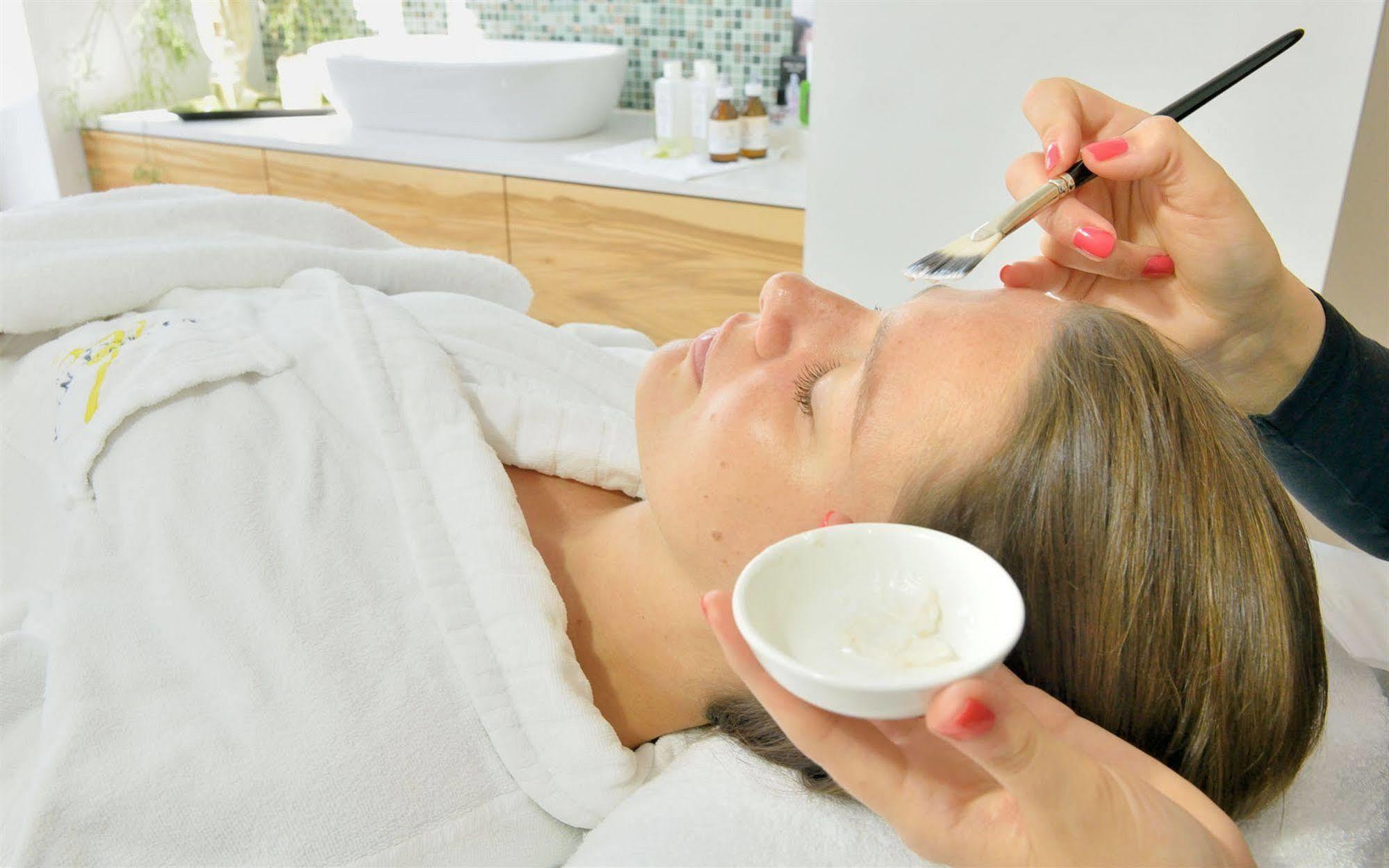 Privathotel Lindtner Hamburg Exterior foto A woman receiving a facial