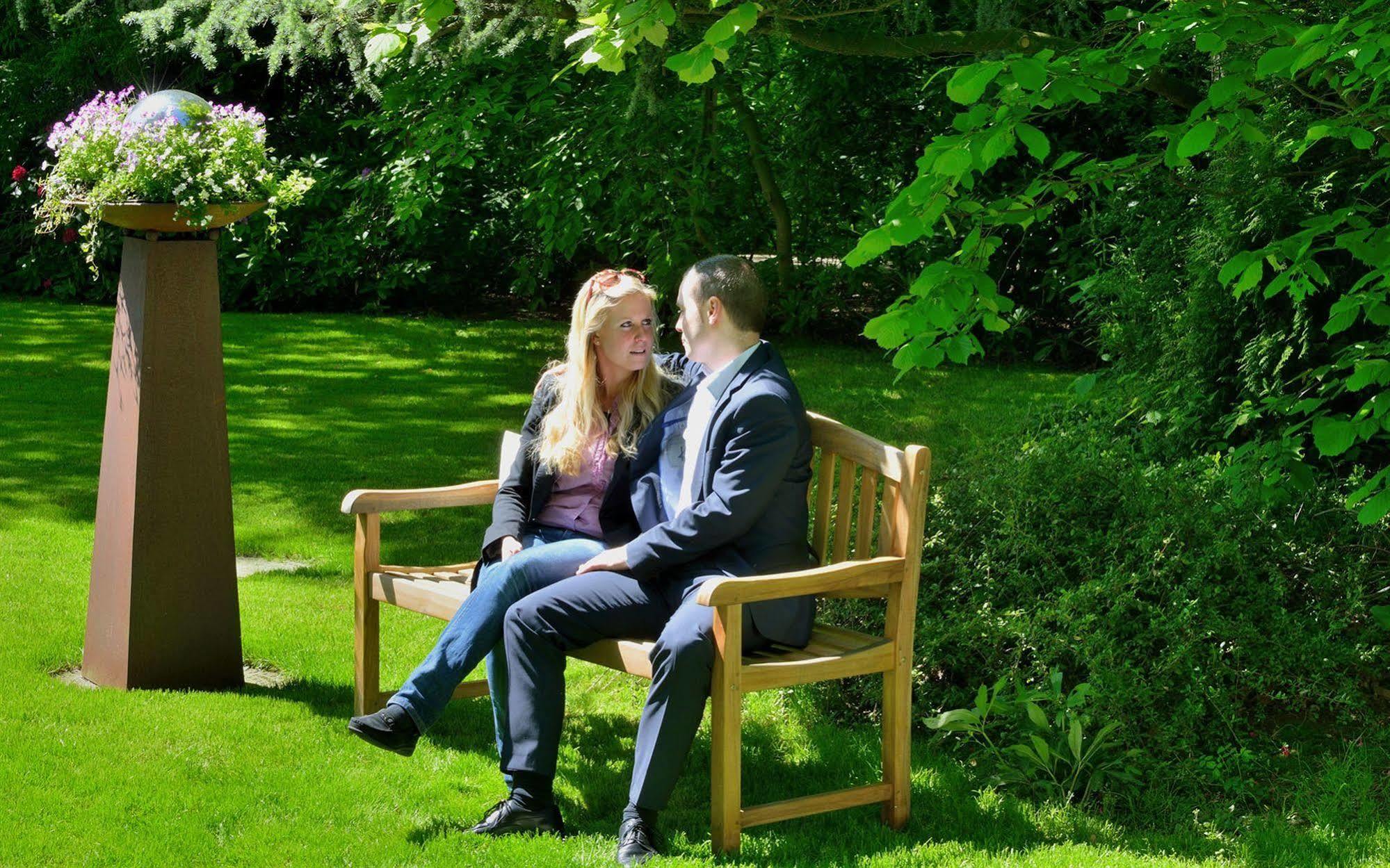 Privathotel Lindtner Hamburg Exterior foto A couple sitting on a bench
