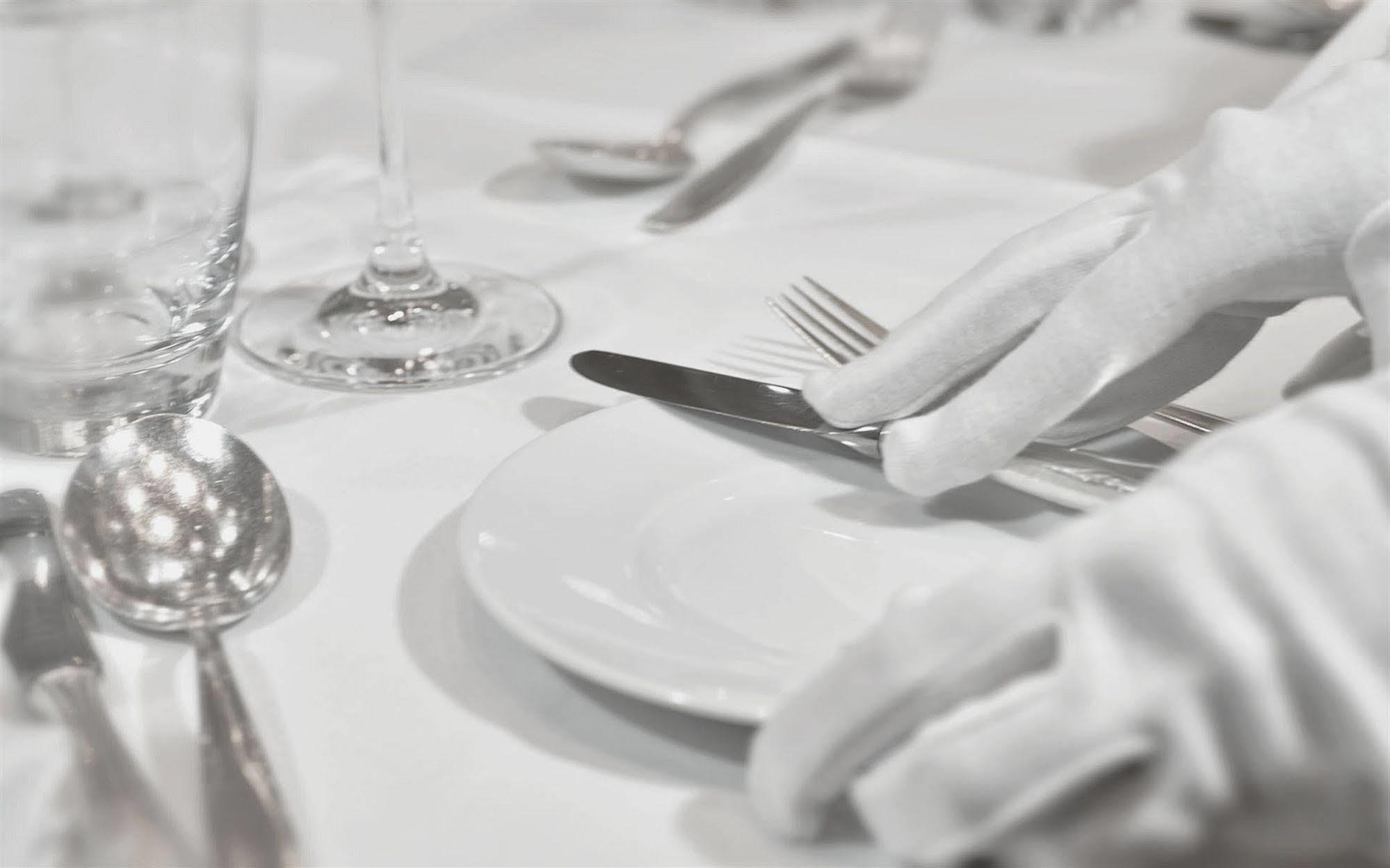 Privathotel Lindtner Hamburg Exterior foto A table set for fine dining