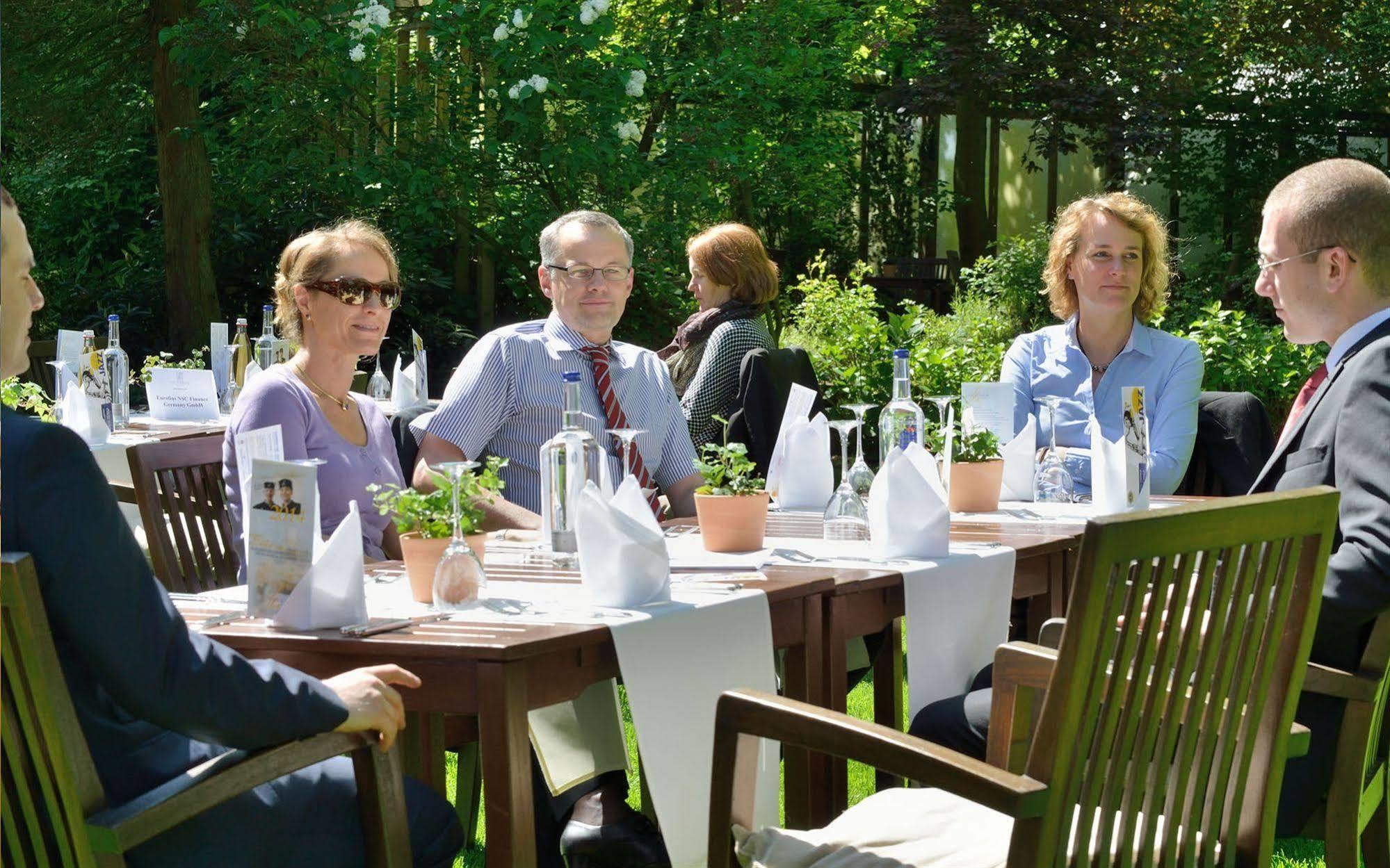 Privathotel Lindtner Hamburg Exterior foto The Danish royal family at the annual garden party
