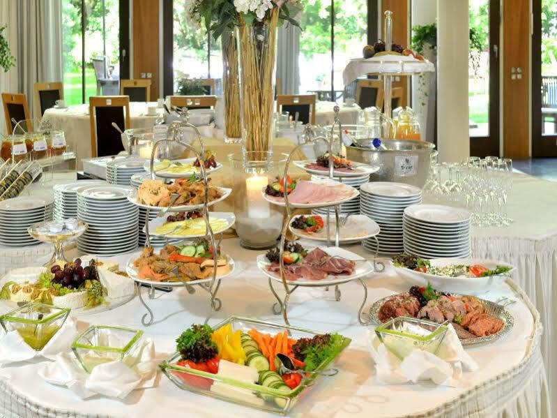 Privathotel Lindtner Hamburg Exterior foto A buffet