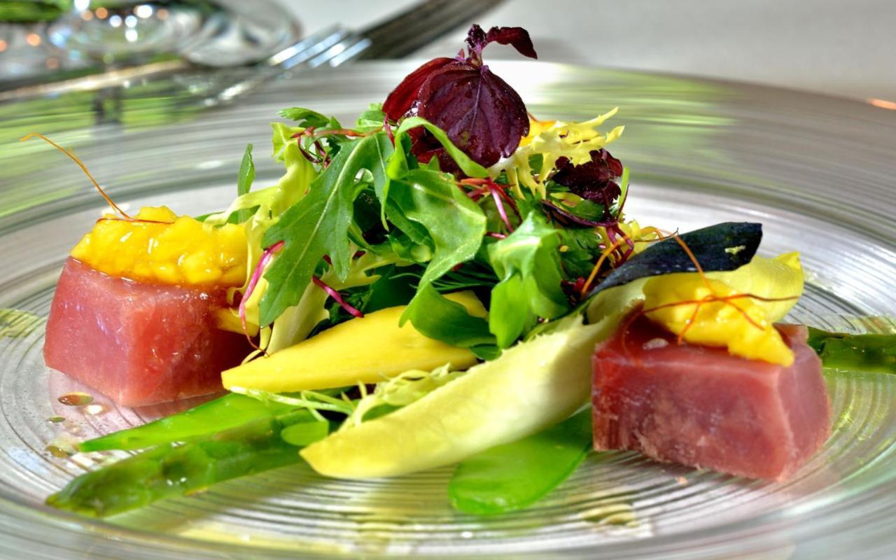 Privathotel Lindtner Hamburg Exterior foto A salad with tuna